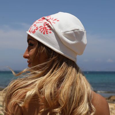 Stile Ibiza: berretto stampato, felpa in cotone bianco