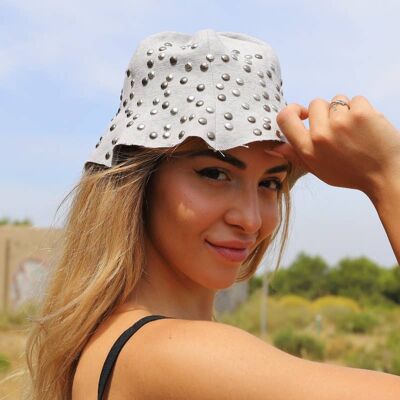 Cappello a campana in lino con borchie antiche