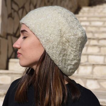 Bonnet 35 Cappuccino, 100% Laine Boucle, Bonnets Beiges 4