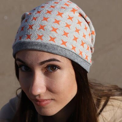 424 Beanie Hat serigrafato all-over con stelle arancioni
