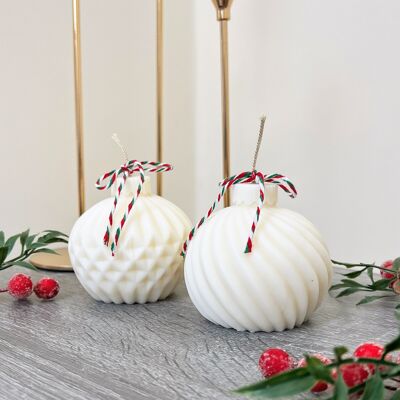 Candela con pallina di Natale bianca - Decorazione natalizia bianca