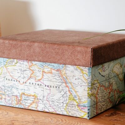 Dekorative Box aus Kunstleder und Stoff mit Weltkarte