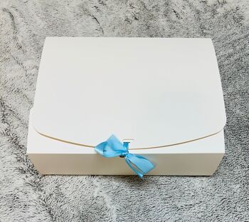 Boîte cadeau blanche vierge 3