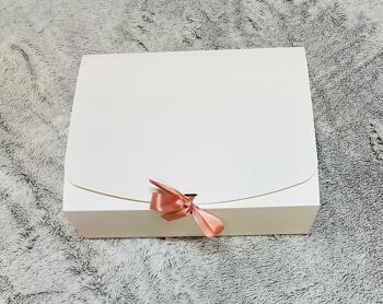 Boîte cadeau blanche vierge 5