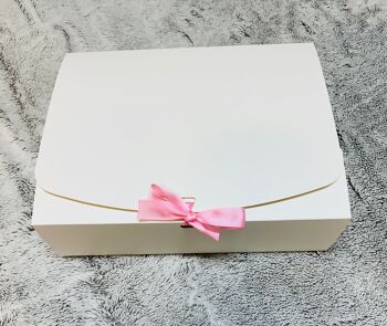 Boîte cadeau blanche vierge 13
