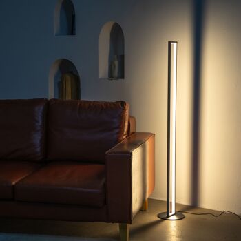 Lampadaire Silta Noir: Design Nordique, Lumière LED Blanche Chaude, Économie d'Énergie, Style Épuré pour Intérieurs Modernes 4