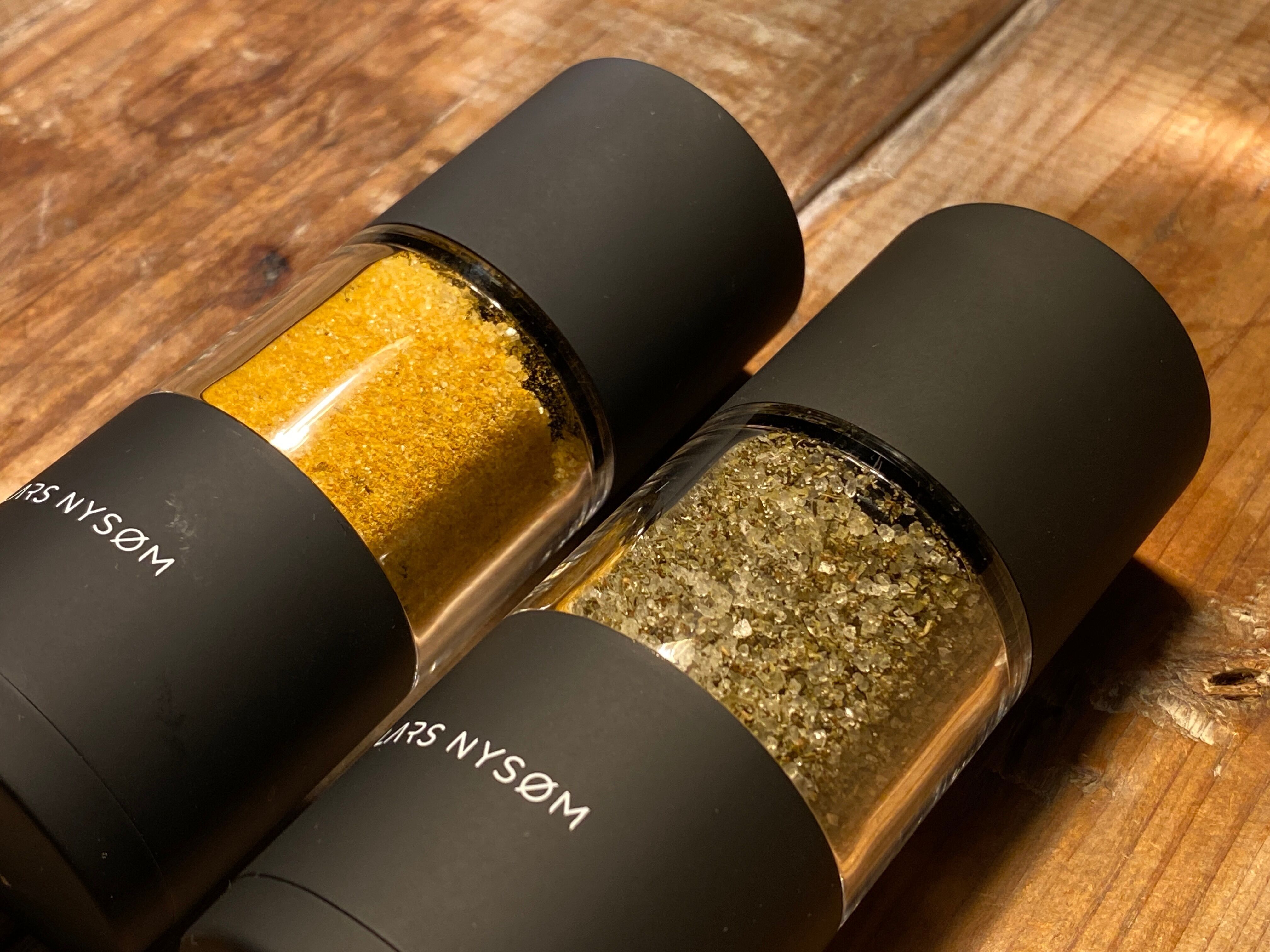 LARS NYSØM set di 2 macinini (neri) con sale marino di Maiorca