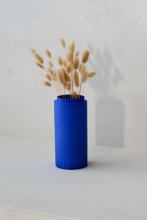 Grand vase en béton bleu pour fleurs séchées