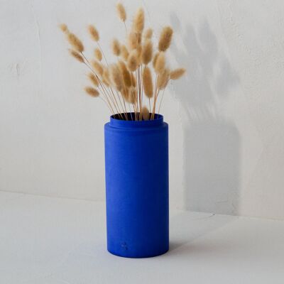 Grand vase en béton bleu pour fleurs séchées