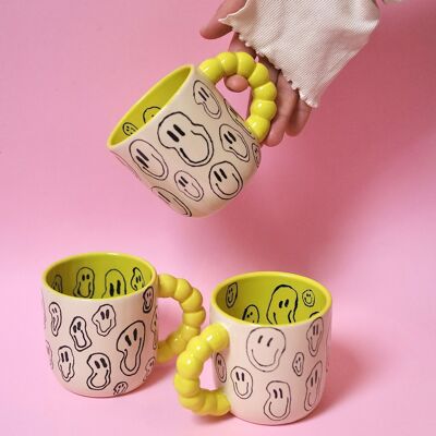 Taza Goofy Mim - Taza de café pastel hecha a mano en colores pastel sonriente