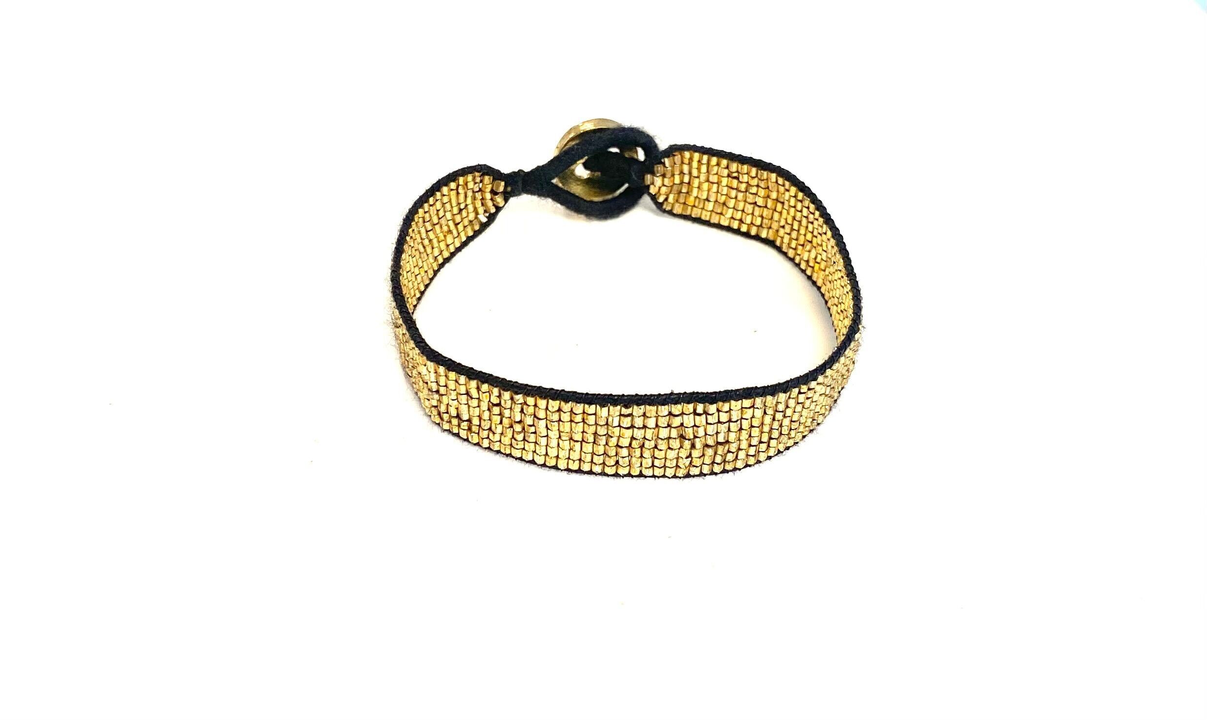 Bracciale intrecciato a mano con perle di vetro dorate