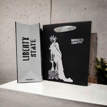 Bourse de cadeaux Banksy (médias) - Liberty State 2