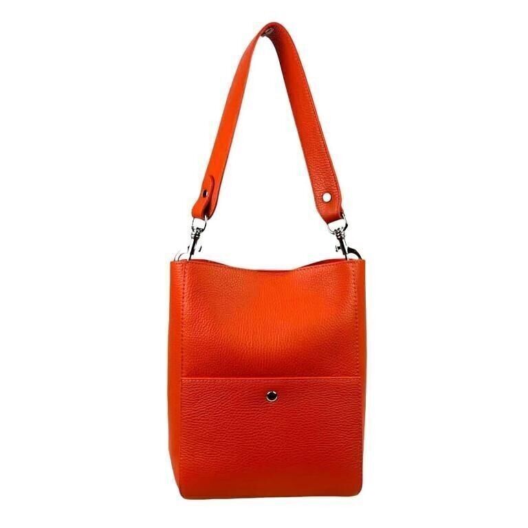 Borsa a tracolla in pelle con tasca interna. Promozione della moda