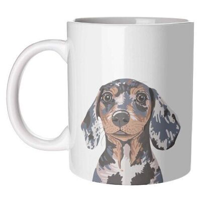 TAZAS, ILUSTRACIÓN DE CACHORRO DE DACHSHUND MOTEADO POR ADAM REGESTER