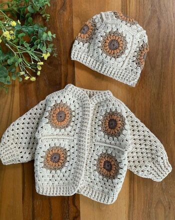 Cardigan et bonnet vintage pour bébé en coton biologique fabriqués à la main 1