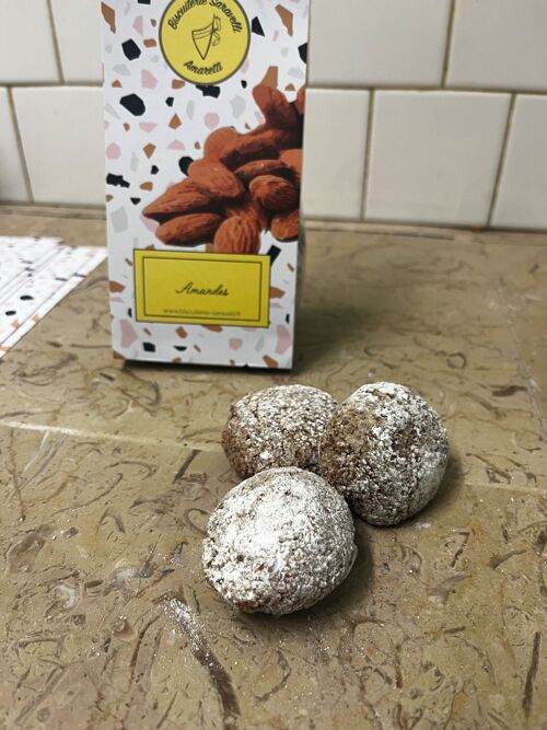 Amaretti Saravelli with almonds