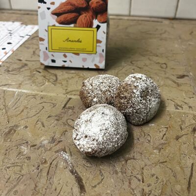 Amaretti Saravelli with almonds