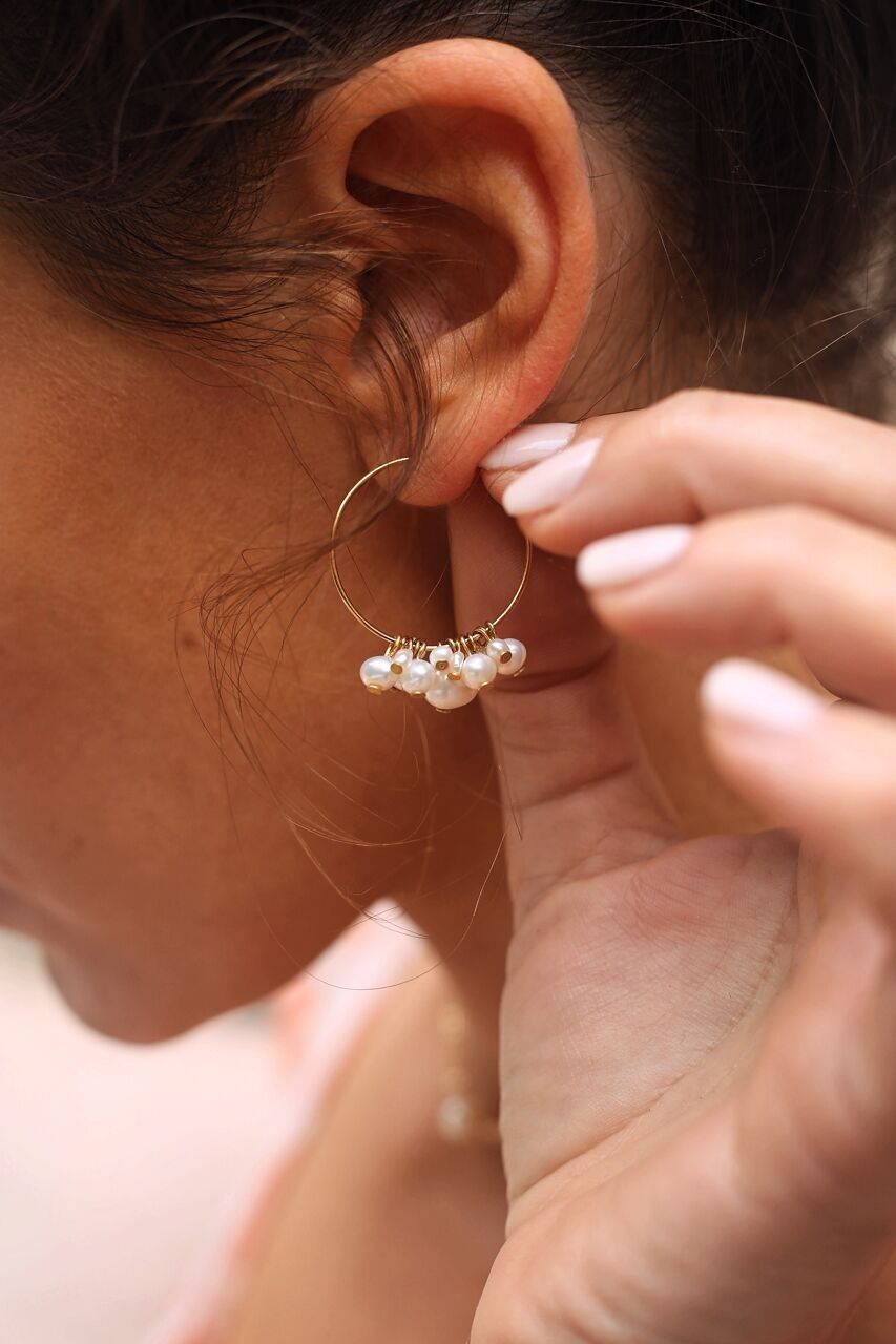 Orecchini a cerchio con nappe con perline