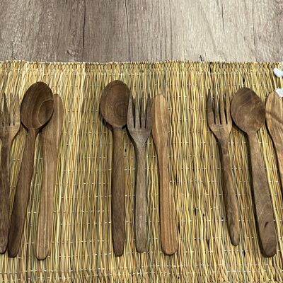 Cucchiaio, forchetta e coltello in legno di noce fatti a mano