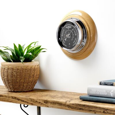 Handgefertigtes Prestige-Barometer aus Chrom mit tiefschwarzem Zifferblatt, montiert auf einer Wandhalterung aus englischer heller Eiche