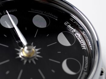 Horloge Prestige Moon Phase en chrome avec cadran en aluminium noir jais créé avec un fond en miroir 2