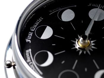 Horloge Prestige Moon Phase en chrome avec cadran en aluminium noir jais créé avec un fond en miroir 3