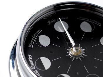 Horloge Prestige Moon Phase en chrome avec cadran en aluminium noir jais créé avec un fond en miroir 5
