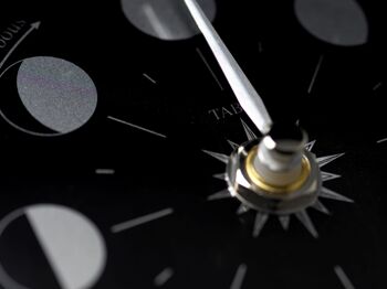 Horloge Prestige Moon Phase en chrome avec cadran en aluminium noir jais créé avec un fond en miroir 6