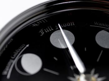 Horloge Prestige Moon Phase en chrome avec cadran en aluminium noir jais créé avec un fond en miroir 7