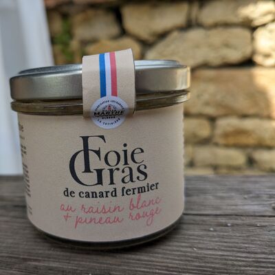 Foie gras de pato de granja con uvas y pineau rojo