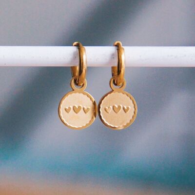 Stainless steel hoop earrings with round charm and 3 hearts – gold