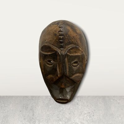 Petit masque africain sur pied