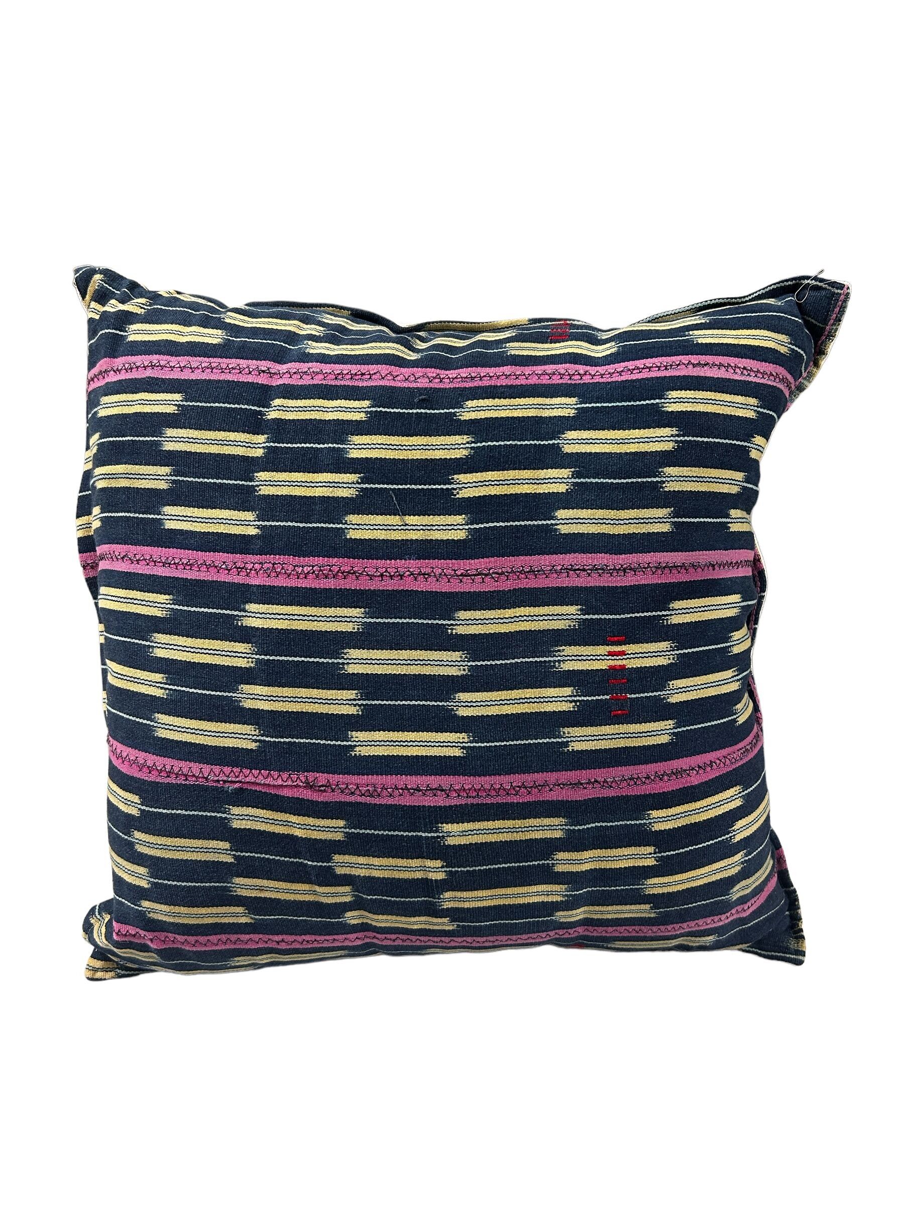 Coussin en tissu Baoulé (83.1.B69)