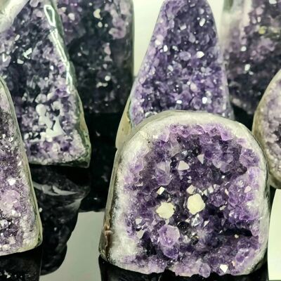 Uruguayische polierte Amethyst-Geode A (601–750 g) – A-Klasse 601–750 g