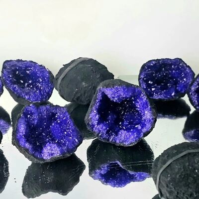Gefärbte Quarzkristall-Geoden