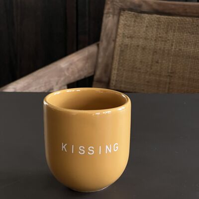 Sisi mug, Kissing