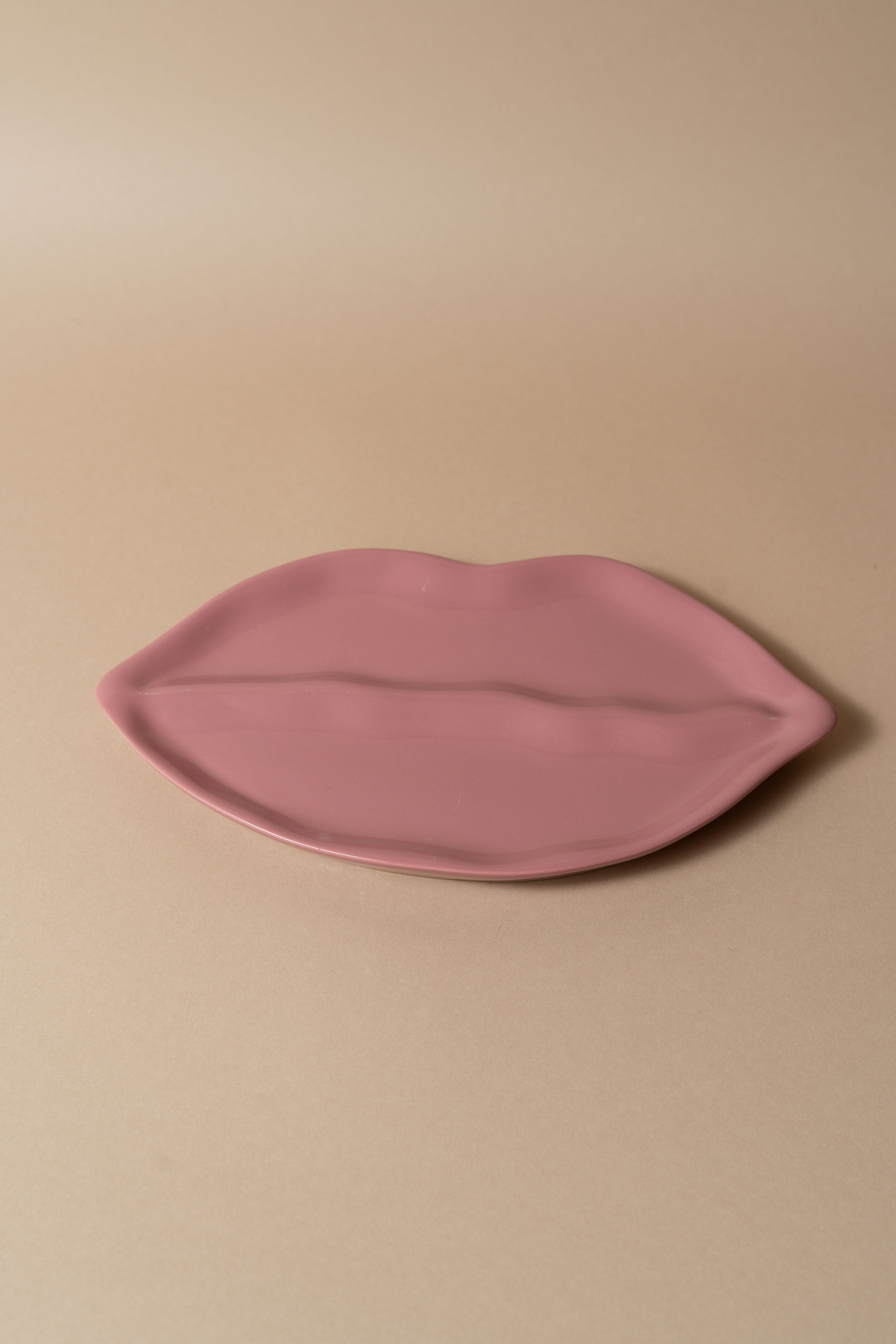 Sisi plate, lips punch