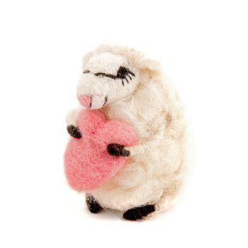 Fête des mères - Lottie Sheep tenant un coeur - par Sew Heart Felt 3