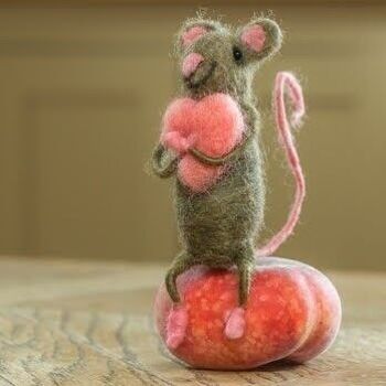 Fête des Mères - Souris assise grise étreignant un coeur rose - par Sew Heart Felt 3