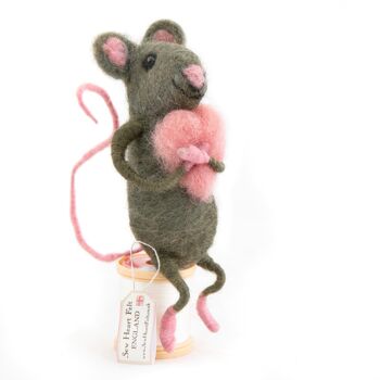 Fête des Mères - Souris assise grise étreignant un coeur rose - par Sew Heart Felt 4