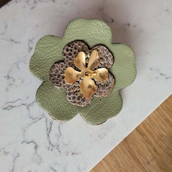 Broche fleur de cerisier en cuir recyclé et plaqué or en coloris kaki