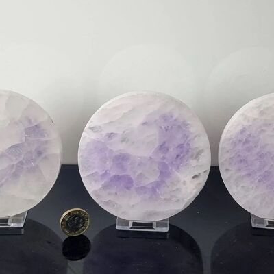 Plaque de chargement en cristal de sélénite gravée en forme de cœur violet – Aile violette