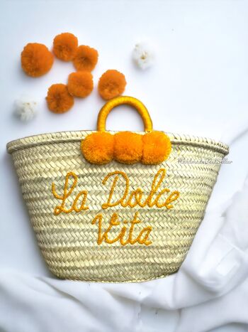 Panier en paille personnalisé fait main avec pompons 4