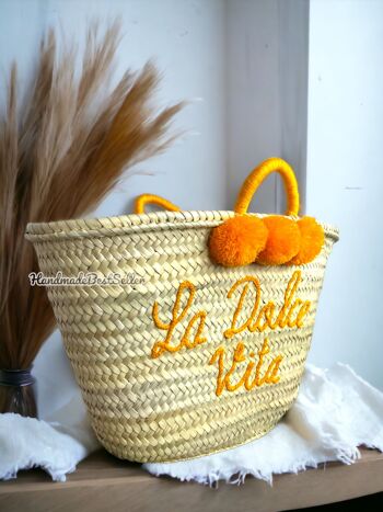 Panier en paille personnalisé fait main avec pompons 9