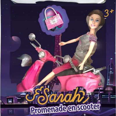 Giro in scooter con la bambola di Sarah