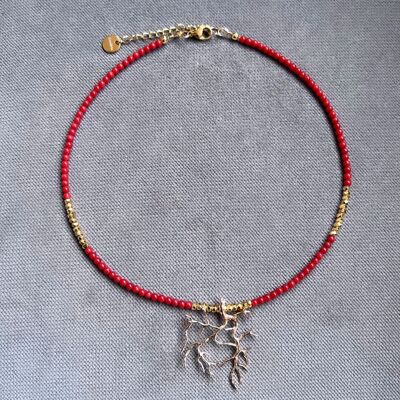 Halskette aus roten Korallenperlen