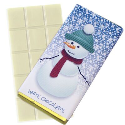 Una barra de chocolate blanco con un muñeco de nieve navideño lanudo.