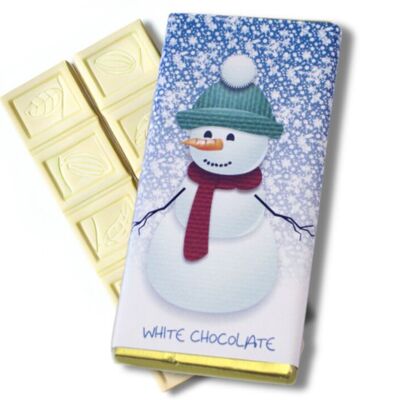 Una barra de chocolate blanco con un muñeco de nieve navideño lanudo.