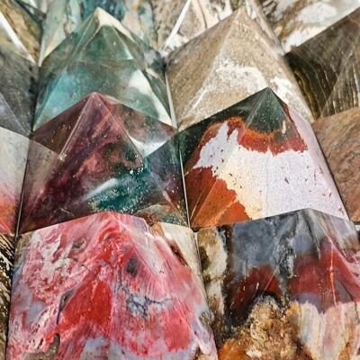 Gran pirámide de cristal de jaspe oceánico