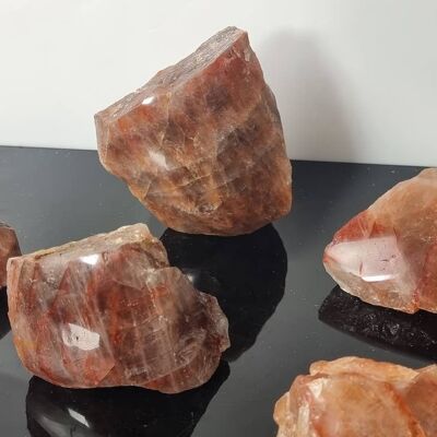 Cristal de quartz de feu hématoïde rouge à moitié poli